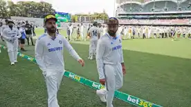 Parthiv Patel offers words of encouragement to India's struggling batting unit